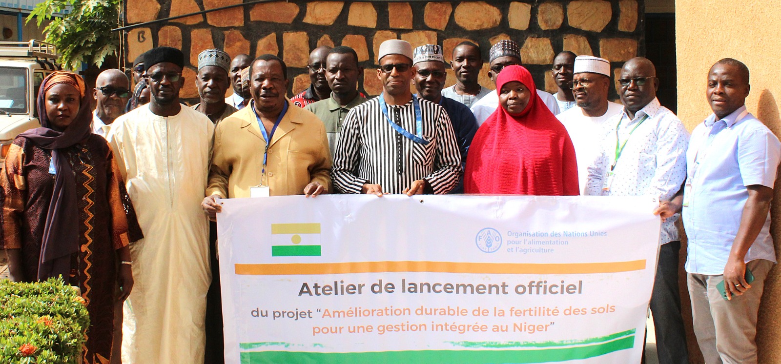 Lancement officiel du Projet Amélioration TCP Projet : Amélioration durable de la fertilité des sols pour une gestion intégrée au Niger Niamey, le 8 avril 2026 – Un nouveau chapitre s'ouvre pour l'agriculture nigérienne Hier, le mardi 7 avril 2026, s'est tenu à Niamey l'atelier de lancement officiel du projet "Amélioration durable de la fertilité des sols pour une gestion intégrée au Niger". Ce projet ambitieux, fruit d'un partenariat stratégique entre l'INRAN et la FAO, marque une étape décisive dans la lutte contre la dégradation des terres et pour la sécurité alimentaire. Sous la présidence du Dr Abdou Rabiou , Directeur Général de l’INRAN, et sous la coordination du Pr Addam Saidou Kiar i, les experts et partenaires se sont réunis pour définir les axes d'intervention immédiats. 🎯 Nos objectifs pour les deux (2) prochaines années : Innovation : Promotion des biofertilisants et des technologies de Gestion Durable des Sols (GDS). Expertise locale : Formation de 20 "Soil Doctors" (docteurs des sols) au sein des communautés. Impact direct : Accompagnement technique de 200 producteurs nigériens pour restaurer la productivité de leurs parcelles. Comme en témoignent les images de l'atelier, l'engagement est total pour transformer nos défis environnementaux en opportunités de croissance pour nos braves producteurs.